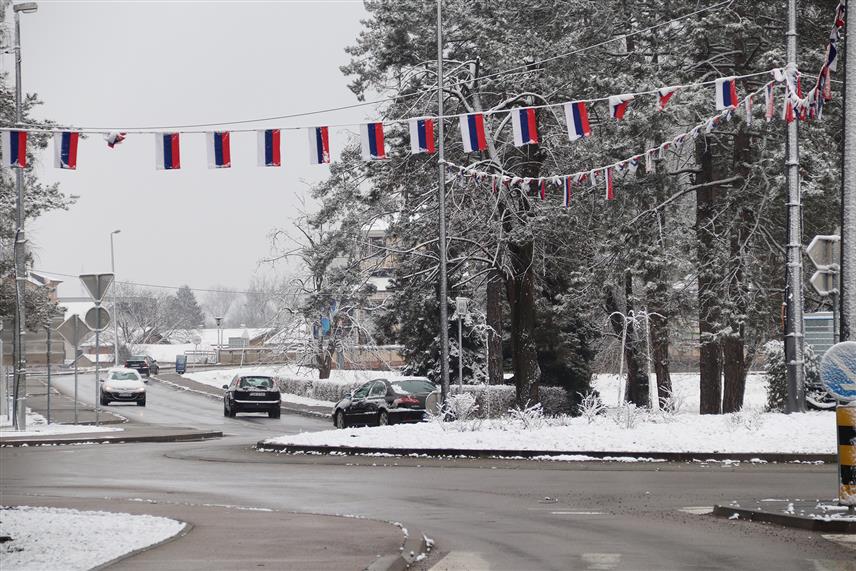 ДЕРВЕНТА, 9. ЈАНУАРА /СРНА/ - У Дервенти су истакнуте тробојке у част обиљежавања 9. јануара - Дана Републике, а на Тргу православља вечерас ће бити уприличен и ватромет.