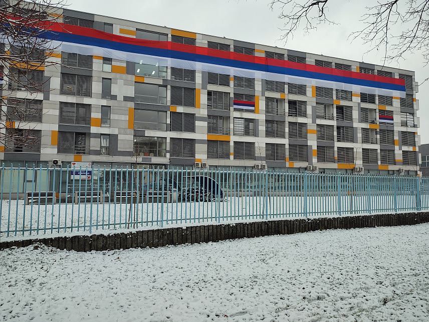 БАЊАЛУКА, 9. ЈАНУАРА /СРНА/ - У част обиљежавања Дана Републике - 9. јануара и ове године на четвром павиљону Студентског центра "Никола Tесла" Универзитета у Бањалуци истакнута је велика застава Републике Српске.