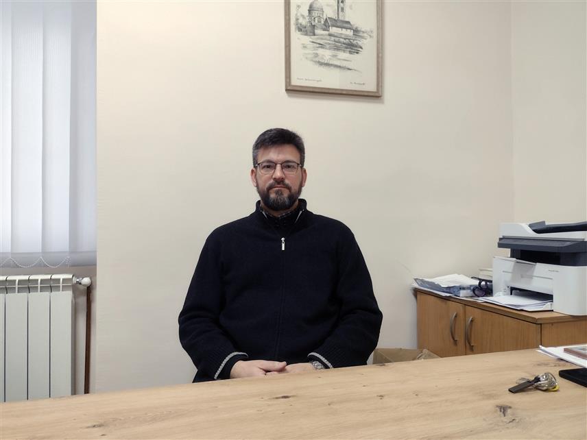 ПАНЧЕВО, 9. ЈАНУАРА /СРНА/ - Старјешина Храма Преображења Господњег свештеник Владимир Петковић рекао је за Срну да је позив за изградњу и декорисање храма грађеног између 1873. и 1878. године упућен тада најзначајнијим архитектама, сликарима и умјетницима.