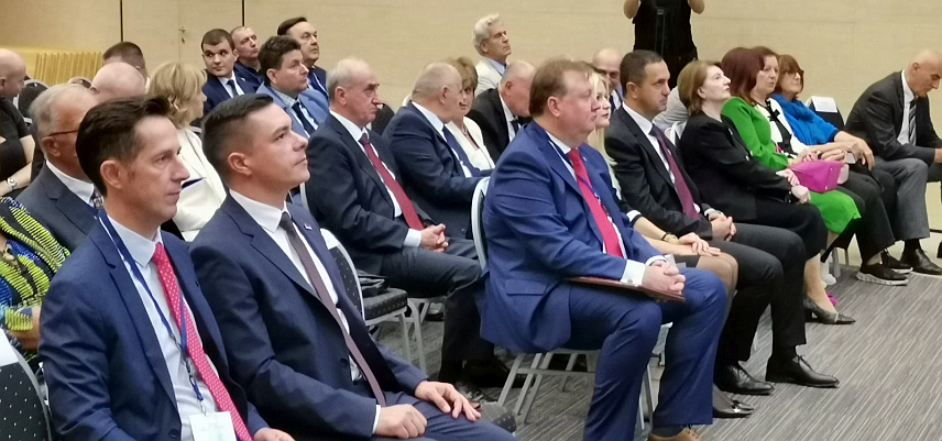 ТЕСЛИЋ, 10. OKТОБРА /СРНА/ - Министар правде Републике Српске Милош Букејловић је данас у Теслићу присуствовао 21. савјетовању правника "Октобарски правнички дани".	