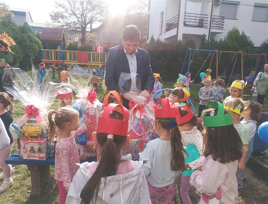 НОВИ ГРАД, 10. ОКТОБРА /СРНА/ - Начелник општине Нови Град Мирослав Дрљача данас је поводом Недјеље дјетета посјетио вртић "Пчелица Маја" и уручио дјеци поклоне.
