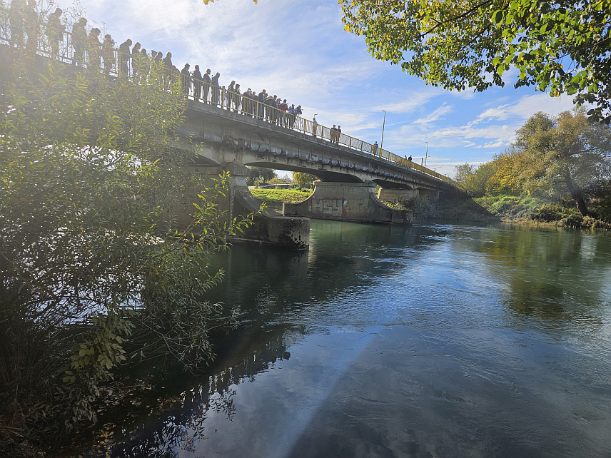 ПРИЈЕДОР, 10. ОКТОБРА /СРНА/ - Симболичним бацањем цвијећа у ријеку Сану у Приједору је данас обиљежено 29 година од егзодуса Срба из Санског Моста, гдје их је до рата живјело 27.000.	