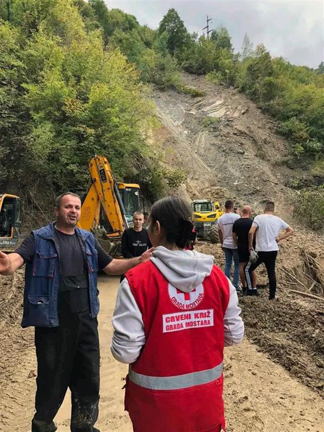 САРАЈЕВО, 10. ОКТОБРА /СРНА/ - Волонтери и особље Црвеног крста/крижа свакодневно пружају психо-социјалну подршку становништву у вријеме када су природне несреће честе и када се губе људски животи усљед клизишта и поплава.	