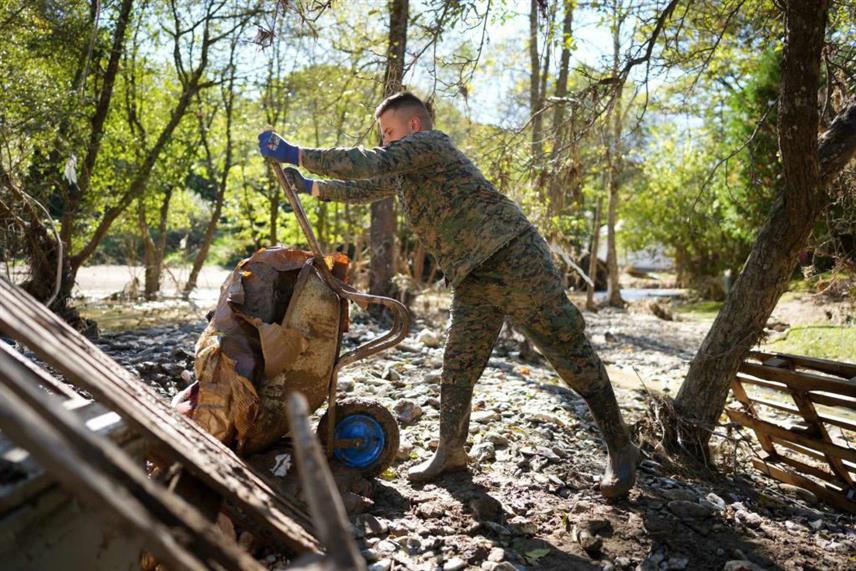 САРАЈЕВО, 10. ОКТОБРА /СРНА/ - Припадници Оружаних снага БиХ данас су, седмог дана од катастрофалних поплава, додатно ангажовани и на рашчишћавању угроженог села Луке код Фојнице.	