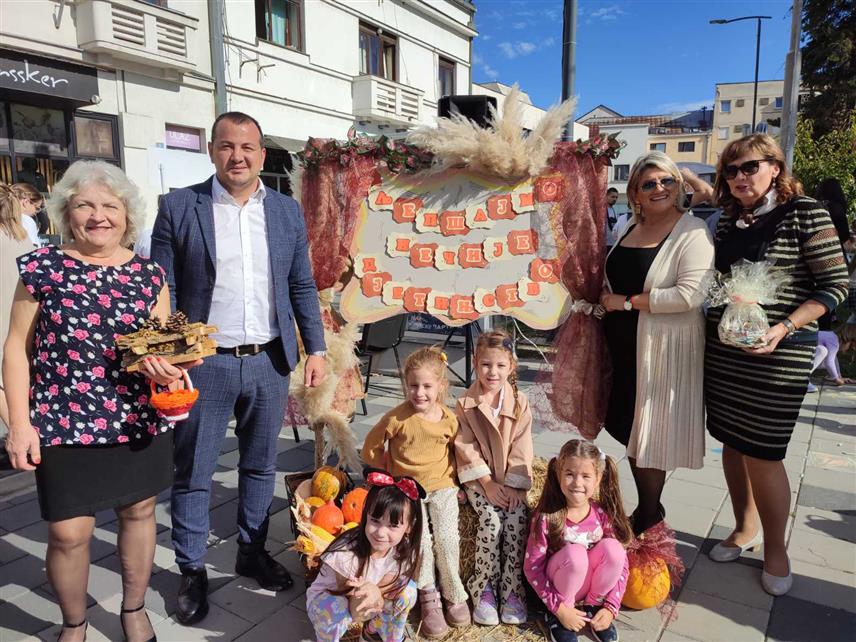 БИЈЕЉИНА, 10. ОКТОБРА /СРНА/ - Дјечији вртић "Чика Јова Змај" већ традиционално, у склопу обиљежавања "Недјеље дјетета", организује продајну изложбу хуманитарног карактера под називом "Уљепшајмо нечије дјетињство".	