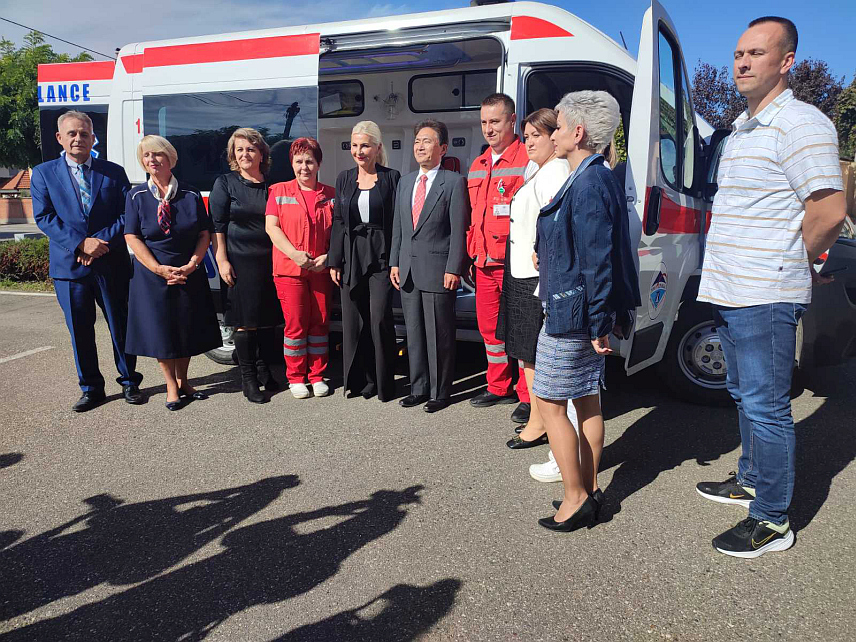 БИЈЕЉИНА, 10. ОКTОБРА /СРНА/ - Дому здравља у Бијељини данас је од Владе Јапана уручено санитетско возило са пуном медицинском опремом, вриједности 123.336 КМ.	