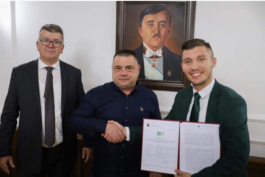 САРАЈЕВО, 10. ОКТОБРА /СРНА/ - Бањалучки ћевап је уписан у Регистар ознака традиционалних специјалитета у БиХ који води Агенција за безбједност хране БиХ. На пригодној свечаности одржаној у Бањалуци, 2. октобра, шеф Одјељења за сертификацију и означавање хране у Агенцији за безбједност хране БиХ Драган Брењо додијелио је Душку Тешановићу, представнику Удружења рјешење о регистрацији бањалучког ћевапа као традиционалног специјалитета.	