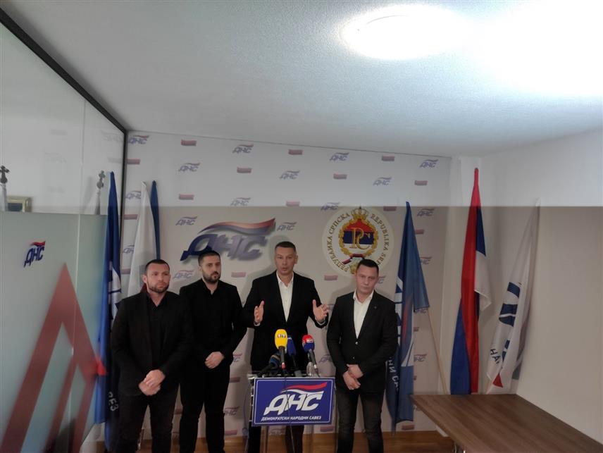 БАЊАЛУКА, 10. ОКТОБРА /СРНА/ - Предсједник ДНС-а Ненад Нешић на конференцији за новинаре.