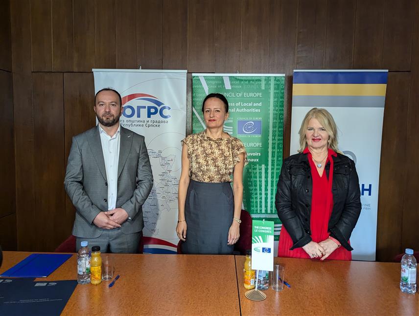 САРАЈЕВО, 10. ОКТОБРА /СРНА/ - Шеф Канцеларије Савјета Европе у Сарајеву Бојана Урумова потписала је данас представницима савеза општина и градова Републике Српске и Федерације БиХ /ФБиХ/ Браниславом Самарџићем и Весном Трављанин уговоре о грантовима за подршку успостављању и развоју нових структура и институционалног оквира за тјешњу сарадњу и размјену информација.