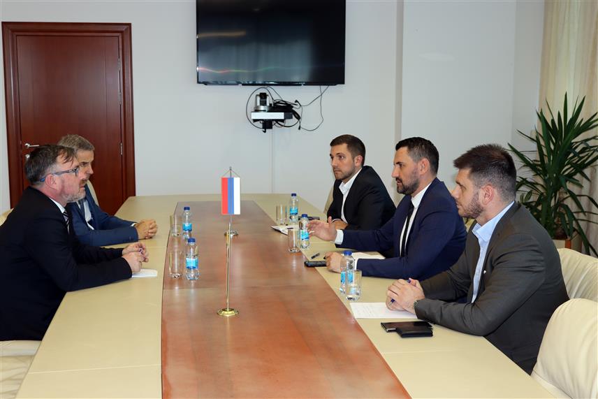 БАЊАЛУКА, 10. ОКТОБРА /СРНА/ - Министар за европске интеграције и међународну сарадњу Републике Српске Златан Клокић и амбасадор Словеније у БиХ Дамијан Седар сагласили су се да је даљи процес евроинтеграција БиХ и Српске могућ само уз пуно уважавање уставних надлежности свих нивоа власти, те у складу са принципима усаглашеног механизма координације.