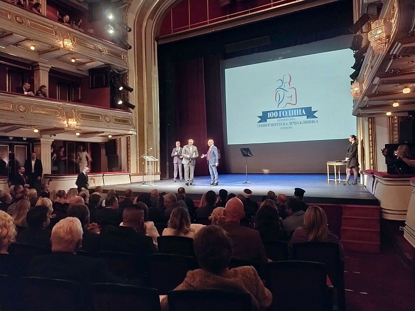 БЕОГРАД, 10. ОКТОБРА /СРНА/ - Предсједнику Владе Републике Српске Радовану Вишковићу и министру здравља и социјалне заштите Алену Шеранићу вечерас су у Београду уручена признања за допринос раду Универзитетске дечије клинике у Тиршовој.