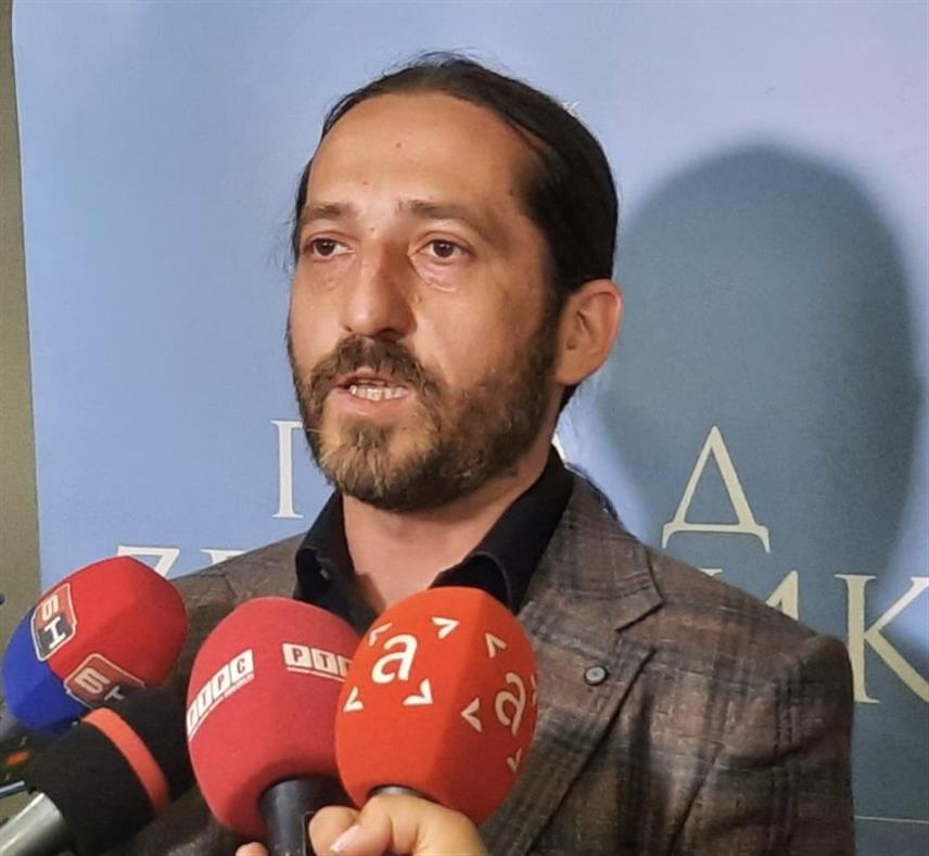 ЗВОРНИК, 10. ОКТОБРА /СРНА/ - Директор Дома омладине Зворник Ђорђе Деурић у обраћању новинарима.