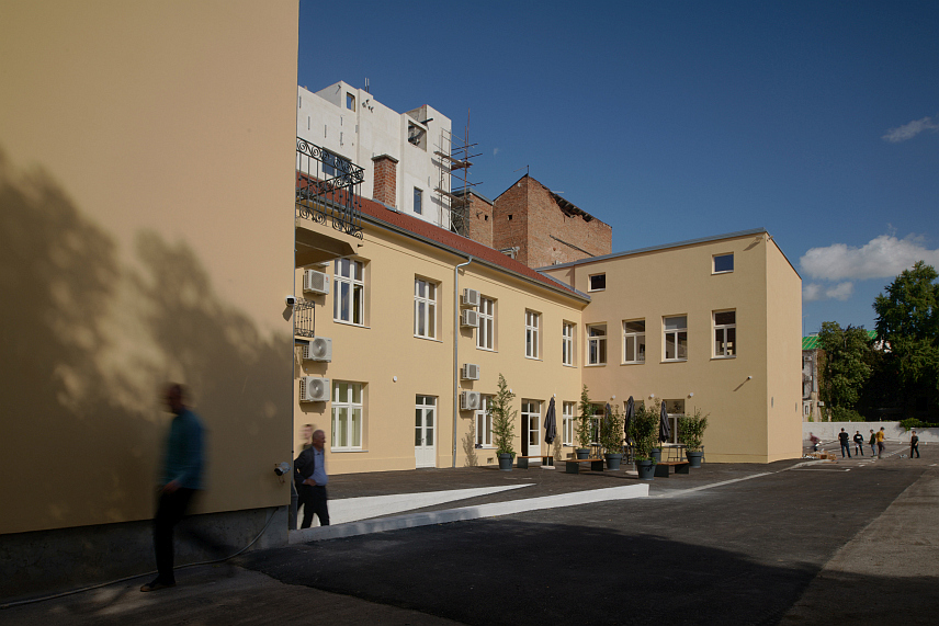 ЗАГРЕБ, 10. ОКТОБРА /СРНА/ - У Загребу ће данас свечано бити отворен Српски културни центар у присуству министра културе и медија Хрватске Нине Обуљен Коржинек и министар спољних послова Србије Марка Ђурића, саопштено је из Српског народног вијећа /СНВ/.	
