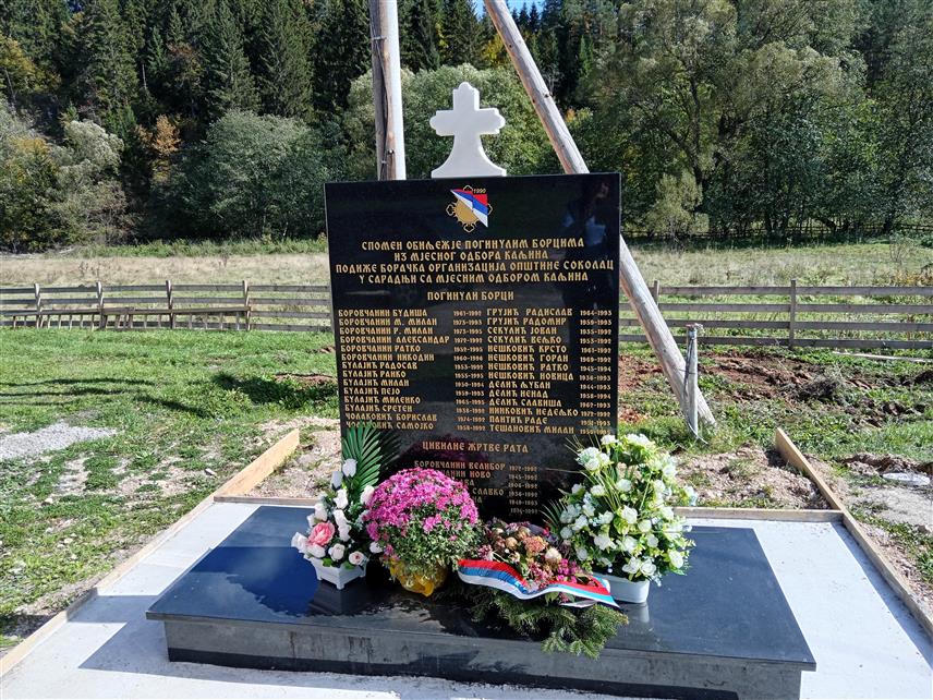 СОКОЛАЦ, 10. ОКTОБРА /СРНА/ - Споменик за 28 српских бораца и шест цивила погинулих у минулом рату у порти Цркве Светог Василија Острошког у Каљини.	