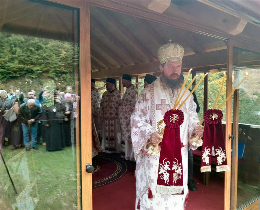 МРКОЊИЋ ГРАД, 11. ОКТОБРА /СРНА/ - Његово преосвештенство епископ бихаћко-петровачки и рмањски Сергије служио је данас литургију у манастиру Медна код Мркоњић Града поводом славе ове светиње, те поручио у бесједи да свијет иде у суноврат јер не слиједи Божији пут.