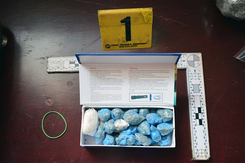 ЗЕНИЦА, 11. ОКТОБРА /СРНА/ - Припадници Министарства унутрашњих послова /МУП/ Зеничко-добојског кантона ухапсили су лице чији су иницијали Ч.Д. /34/ јер је претресом куће и пратећих објеката које користи пронађено укупно 1,2 килограма дроге.