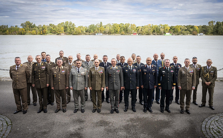 САРАЈЕВО, 11. ОКТОБРА /СРНА/ - Начелник Заједничког штаба Оружаних снага БиХ генерал-пуковник Гојко Кнежевић учествовао је на састанку начелника генералштабова у оквиру Иницијативе за одбрамбену сарадњу, на којем је извршена анализа тренутне безбједносне ситуације, са акцентом на Балкан.	