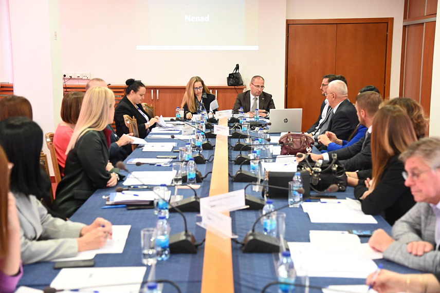 БАЊАЛУКА, 11. ОКТОБРА /СРНА/ - Координациони састанак извршних руководилаца секретаријата парламената у БиХ о теми "Унапређење парламентарних процедура за јавне набавке - изазови и прилике" одржан је данас у Народној скупштини Републике Српске, која је била домаћин скупа, у сарадњи са Мисијом ОЕБС-а у БиХ.	