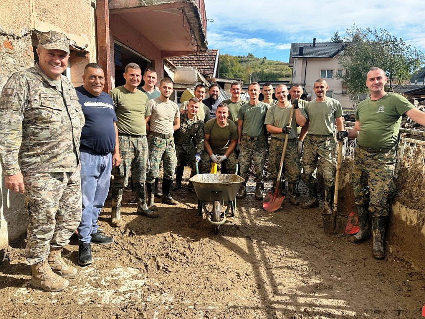 САРАЈЕВО, 11. ОКТОБРА /СРНА/ - Инжењеријске јединице Оружаних снага БиХ са тешким машинама и људством и даље су ангажоване на ширем подручју Јабланице, Крешева, Фојницае и Коњица, гдје раде на рашчишћавању терена и објеката, као и уклањању отпадног материјала.	