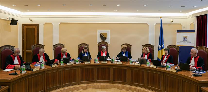 САРАЈЕВО, 11. ОКТОБРА /СРНА/ - Ванредна пленарна сједница крњег Уставног суда БиХ одржана данас у Сарајеву.	