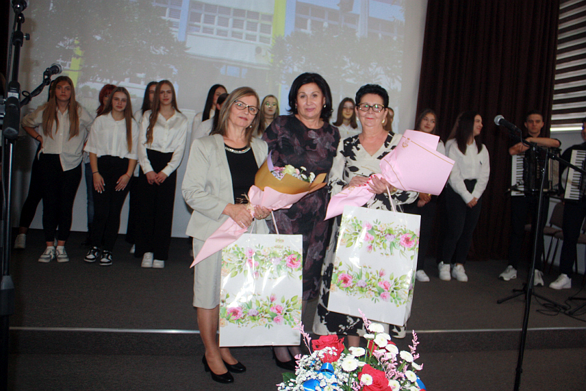 МОДРИЧА, 11. ОКТОБРА /СРНА/ - Средњошколски центар "Јован Цвијић", који постоји од 1962. године, а наставља традицију модричких средњих школа од 1946. године, обиљежио је данас Дан школе.	