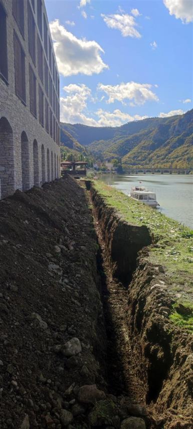 ВИШЕГРАД, 11. ОКТОБРА/СРНА/ - У Вишеграду је почела реконструкција противпожарног пута око Андрићграда дужине 520 метара, чија је вриједност око 900.000 КМ, за шта је средства обезбиједило предузеће "Хидроелектране на Дрини".