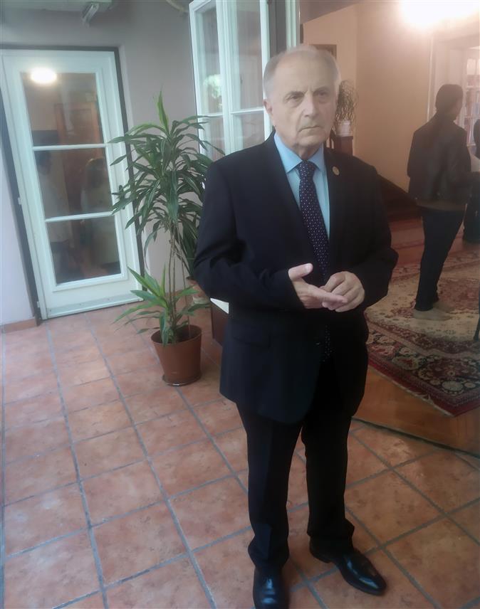 БЕОГРАД, 11. ОКТОБРА /СРНА/ - Академик Миро Вуксановић истакао је поводом 130 година од рођења јединог српског Нобеловца Иве Андрића да је то писац свјетске књижевности који је својим дјелима успио да успоставља мостове између вијекова и цивилизација.