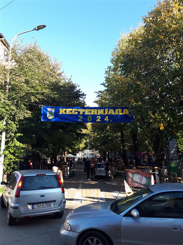 КОСTАЈНИЦА, 12. ОКTОБРА /СРНА/ - У Костајници ће данас у оквиру манифестације "Кестенијада" бити одржано такмичење у припремању паприкаша "Котлић Кестенијаде", на којем ће учествовати 47 екипа из Бањалуке, Приједора, Козарске Дубице, Новог Града и Костајнице.