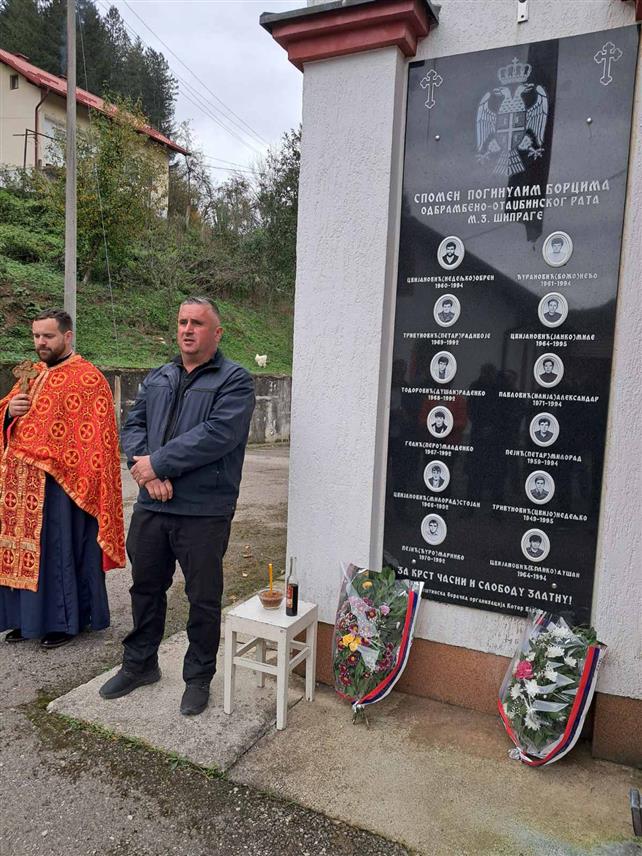 КОТОР ВАРОШ, 12. ОКТОБРА /СРНА/ - У мјесној заједници Шипраге данас је служен парастос за 12 бораца Војске Републике Српске /ВРС/ погинулих у Одбрамбено-отаџбинском рату.