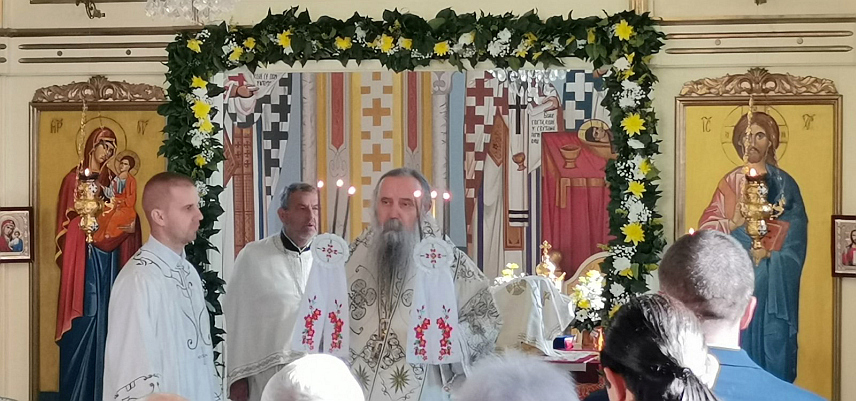 ПЕTРОВО, 12. ОКTОБРА /СРНА/ - У Цркви Покрова Пресвете Богородице у Петрову, поводом Дана и славе општине - Михољдан, Његово високопреосвештенство митрополит зворничко-тузлански Фотије служио је Свету архијерејску литургију и парастос борцима са овог подручја погинулим у Одбрамбено-отаџбинском и свим претходним ратовима.