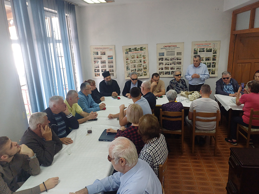 ДЕРВЕНТА, 12. ОКТОБРА/СРНА/ - У Дервенти је данас, поводом обиљежавања 15. октобра - Дана бијелог штапа, промовисана књига "Без тебе" Анице Грубеше Николић.