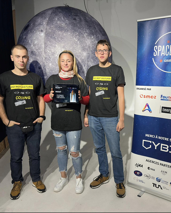 ПРИЈЕДОР, 12. ОКТОБРА /СРНА/ - Ученици приједорске Електротехничке школе Ива Драгојевић, Дејан Станојевић и Владан Вукота освојили су треће мјесто на такмичењу у прављену апликација о свемиру које широм свијета организује америчка свемирска агенција НАСА, од којих је једно одржано почетком мјесеца у Паризу.