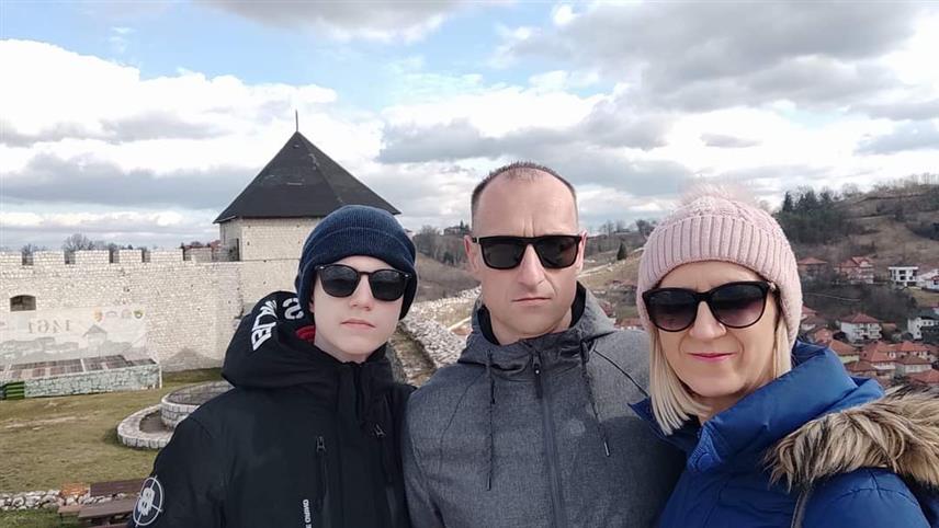 БИЈЕЉИНА, 12. ОКTОБРА /СРНА/ - Брачни пар Зоран и Данијела Петош из Приједора сваки слободан викенд користе да негдје отпутују, али не на комерцијалне туристичке дестинације, него оне необичне, мање познате и неистражене, за које је потребна само јака воља, руксак са храном и водом и љубав према природи и историјским знаменитостима,међу њихове приоритете за обиласке спадају и стари градови и тврђаве - тврђава у Tешњу.