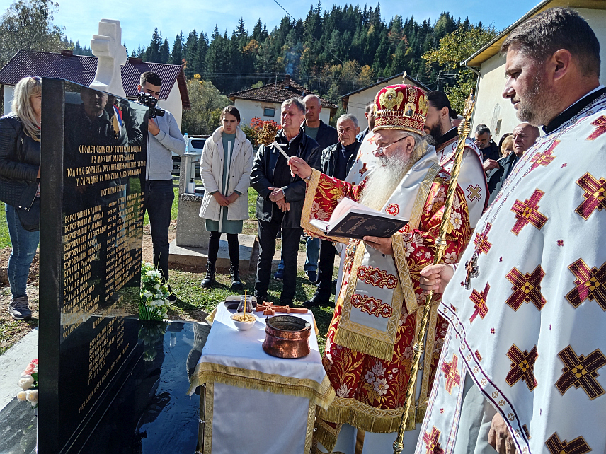 СОКОЛАЦ, 13. ОКTОБРА /СРНА/ - У порти Храма Светог Василија Острошког у Каљини код Сокоца данас је Његово високопреосвештенство митрополит дабробосански Хризостом освештао спомен-обиљежје са именима 28 српских бораца и шест цивила из ове мјесне заједнице погинулих у Одбрамбено-отаџбинском рату, те изразио наду да ће на данашњи дан идуће године бити освештан и овај храм на којем су у току завршни радови.
