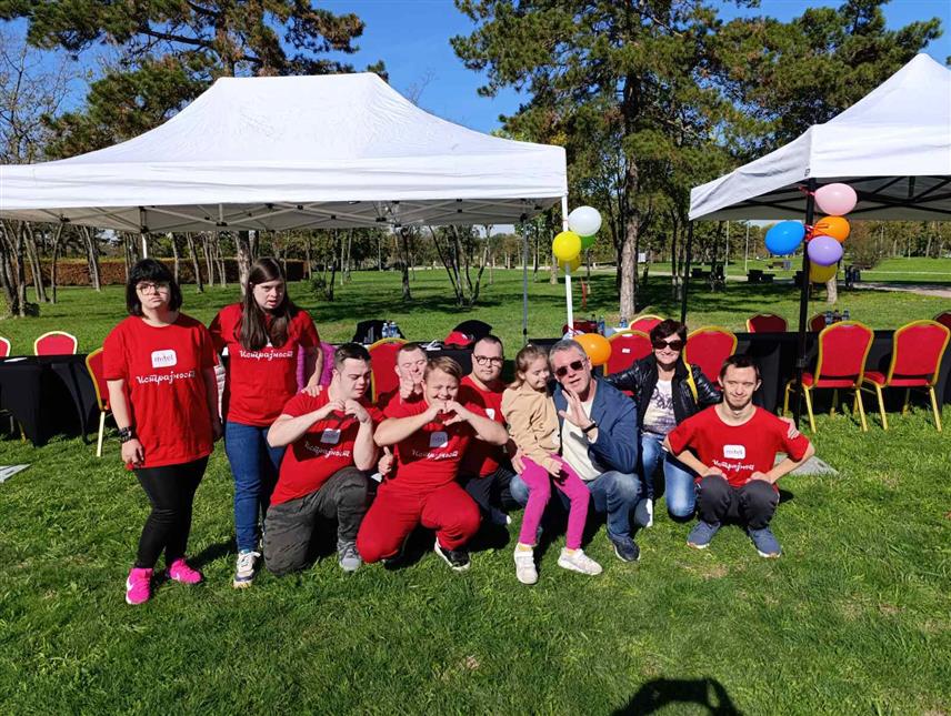 БЕОГРАД, 13. ОКТОБРА /СРНА/ - Центар за социјалну рехабилитацију лица са инвалидитетом Даун синдром центар Бањалука, који је данас у Београду представио програм социјалне рехабилитације особа и породица са инвалидитетом, а који укључује осамостаљивање и радно оспособљавање, ускоро ће постати дио Националне организације за ријетке болести Србије, најавио је директор Центра Зоран Јелић.