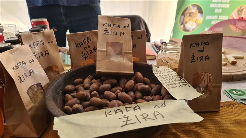 ПЕТРОВО, 13. ОКТОБРА /СРНА/ - На културно-туристичкој манифестацији "Озренска јесен" у Петрову, међу више од 50 излагача из Републике Српске и Федерације БиХ са разноврсним производима - од занатских и умјетничких до пољопривредних и кондиторских, представљена је и кафа од жира, добра за пробаву, штитну жлијезду, циркулацију.