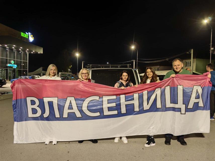 ВЛАСЕНИЦА, 13. ОКTОБРА /СРНА/ - Петоро Власеничана, међу којима је учитељица Ковиљка Ђуровић, отпутовали су у Београд , одакле ће авионом одлетјети на грчко острво и присуствоваће премијери документарног филма "Спасавање прекинутог дјетињства: Тинос - 30 година послије".