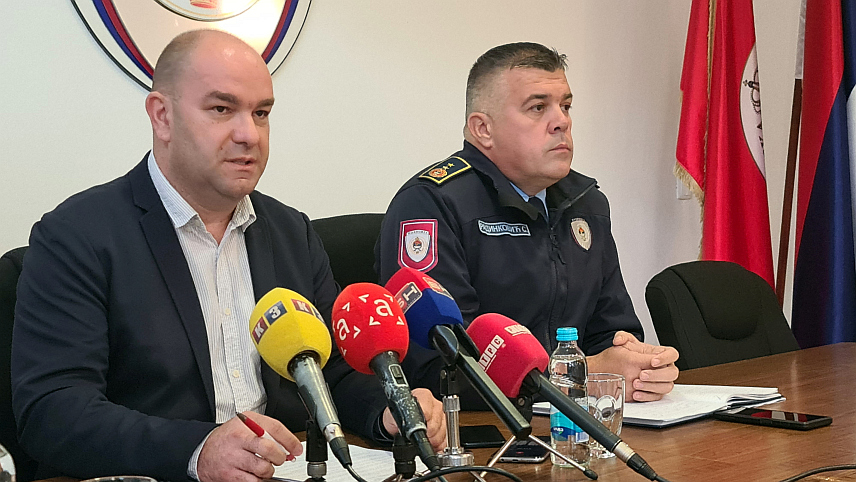 ДОБОЈ, 14. ОКТОБРА /СРНА/ - Начелник Сектора криминалистичке полиције Драган Сушић и начелник Полицијске управе Добој Слободан Радинковић на конференцији за новинаре.