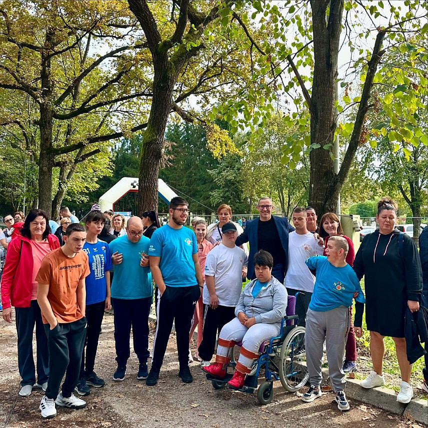 ПРЊАВОР, 14. ОКТОБРА /СРНА/ - Спортисти из Прњавора протеклих дана били су укључени у неколико хуманитарних акција у којима је прикупљана помоћ социјално угроженим лицима и дјеци са потешкоћама у развоју.