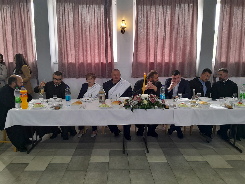 МРКОЊИЋ ГРАД, 14. ОКТОБРА /СРНА/ - Црква Покрова Пресвете Богородице у селу Подрашница, код Мркоњић Града, данас је храмовну славу обиљежила Светом литургијом коју је служило свештенство Епархије бихаћко-петровачке у присуству бројних вјерника, као и представника општинске власти.