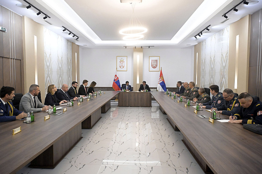 БЕОГРАД, 14. ОКTОБРА /СРНА/ - Словачки министар одбране Роберт Калинак и министар одбране Србије Братислав Гашић састали су се у касарни "Бањица два" у Београду и разговарали о политичкој и безбједносној ситуацији у региону и свијету, као и о могућностима продубљивања сарадње у области одбране између Србије и Словачке.