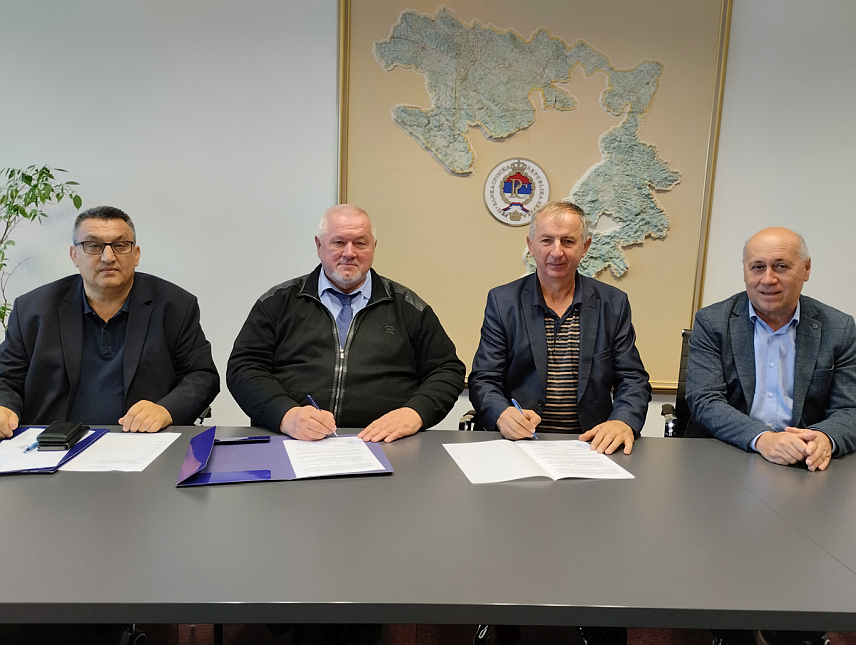 БАЊАЛУКА, 14. ОКТОБРА /СРНА/ - Директор Републичког секретаријата за расељена лица и миграције Давор Чордаш данас је у Бањалуци потписао 78.000 КМ вриједне уговоре о суфинансирању пројеката са представницима општина Вукосавље и Власеница у Републици Српској, те Босанско Грахово у Федерацији БиХ.