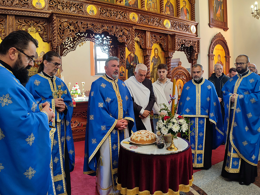 ГРАДИШКА, 14. ОКТОБРА /СРНА/ - Поводом славе храма Покрова Пресвете Богородице у Градишци служена је литургија и славски обред, те у порти храма упиличен ручак за бројне вјернике.
