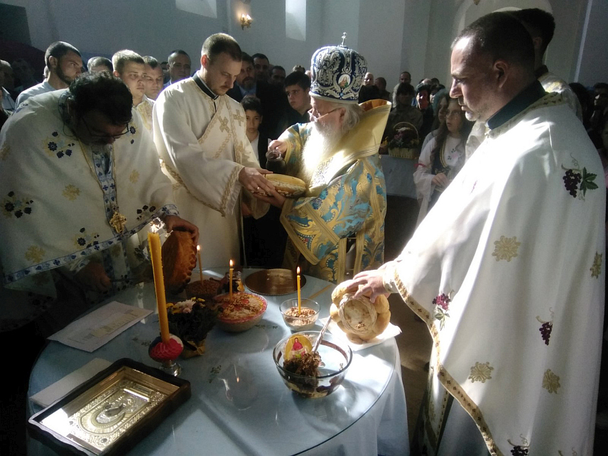 СРЕБРЕНИЦА, 14. ОКТОБРА /СРНА/ - Његово високопреосвештенство митрополит дабробосански Хризостом данас је, поводом крсне славе храма и општине, служио Свету архијерејску литургију у препуној Цркви Покрова Пресвете Богородице у Сребреници.