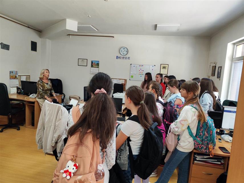 ИСТОЧНО САРАЈЕВО, 14. ОКТОБРА /СРНА/ - У оквиру "Јесење школе медијске писмености", која је почела данас, основци из Источног Сарајева посјетили су Дописништво Новинске агенције Републике Српске – СРНА у овом граду, гдје им је представљен рад и историјат овог медија.