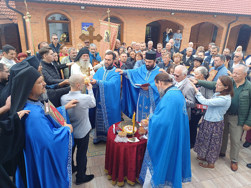 ДЕРВЕНТА, 14. ОКТОБРА /СРНА/ - Манастир Покрова Пресвете Богородице у Доњој Бишњи, град Дервента, данас је прославио крсну славу, у присуству мноштва вјерника.