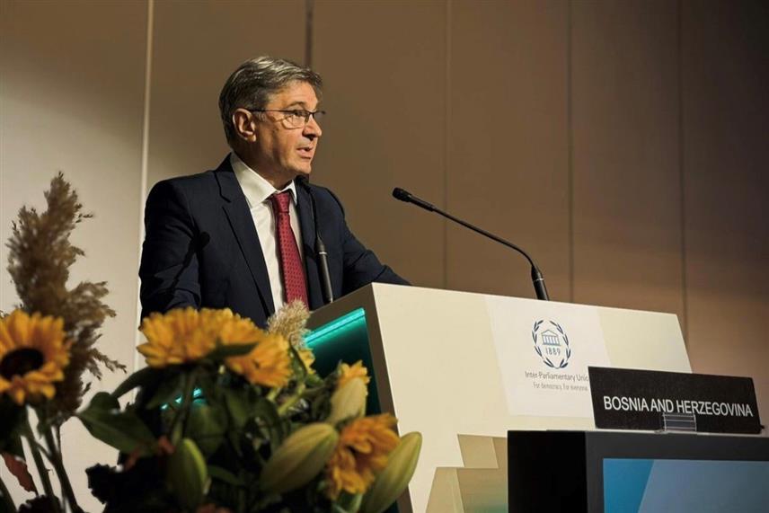 САРАЈЕВО/ЖЕНЕВА, 14. ОКТОБРА /СРНА/ - Предсједавајући Делегације Парламентарне скупштине БиХ у Интерпарламентарној унији Денис Звиздић током обраћања на засједању Скупштине Интерпарламентарне уније у оквиру дебате о теми "Искориштавање науке, технологије и иновација за мирну и одрживу будућност" у Женеви.