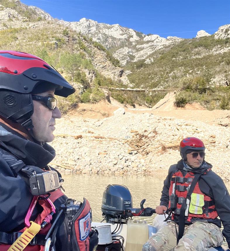 ИСТОЧНО САРАЈЕВО, 14. ОКТОБРА /СРНА/ - Припадници спасилачких тимова из Србије данас су напустили Доњу Јабланицу, гдје су учествовали у спасавању настрадалих у катастрофалним поплавама при чему су показали стручност, преданост, хуманост и колегијалност.