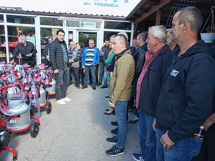 СОКОЛАЦ, 14. ОКTОБРА /СРНА/ - На Сокоцу су уручене савремене музилице за 55 чланова локалног Удружења произвођача млијека "Благо Романије", које су обезбијеђене по веома повољним цијенама, у сарадњи са Владом Републике Српске.	