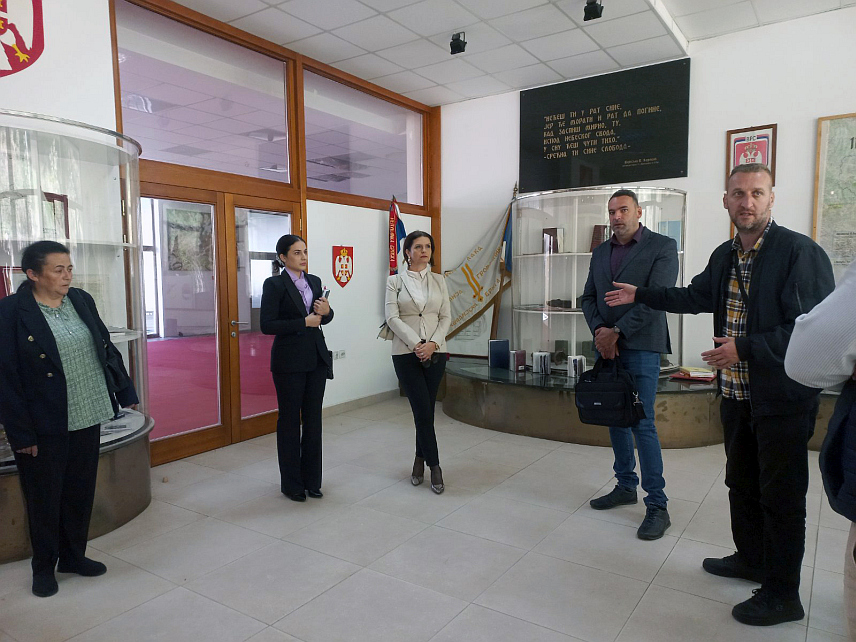 МРКОЊИЋ ГРАД, 14. ОКТОБРА /СРНА/ - У Мркоњић Граду биће отворен први центар за снимање свједочанстава о страдању Срба у Одбрамбено-отаџбинском рату, саопштено је данас након одржаног састанка начелника општине Мркоњић Град Драгана Вођевића и директора Фондације "Визуелни архив српског страдања" Дениса Бојића на ком је присуствовала и предсједник Републичке организације породица заробљених и погинулих бораца и несталих цивила Исидора Граорац.	